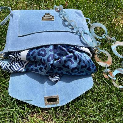 Sacs, foulards, bijoux…
Lescoupsdecoeurdelysia.com #collier #sac #bleu #foulard