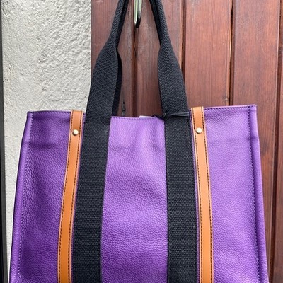 Joli sac cabas violet en cuir.  #saccabas #sacamain #cuirveritable #fashion #boutiqueenligne  #automne🍂  #violet #newcollection