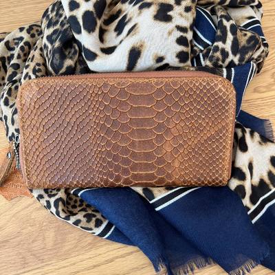Portefeuille en cuir et joli foulard.
#portefeuille  #foulard  #léopard #mode #vimoda #boutiqueenligne  #pythons