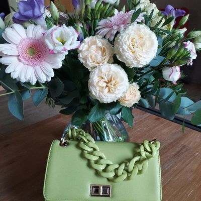 Joli petit sac avec son anse résine.
#sacs  #resine  #fleurs  #cadeaufetedesmeres  #cadeau  #vert